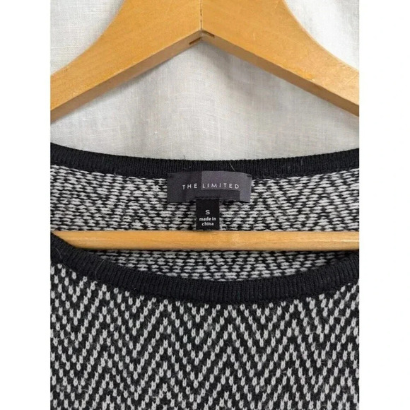 The Limited Black And White Chevron Pullover sweater women's size small SW3 - Picture 2 of 9